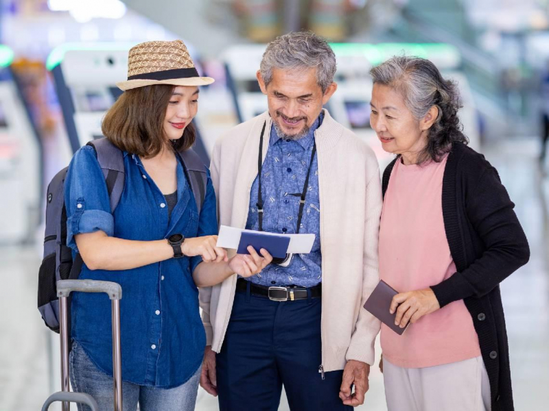 過年孝敬岳父母歐洲旅遊，嫌貴說不去別當真？兩老買新衣做頭髮、照片天天發朋友圈...和長輩溝通要搞懂「3種話術」